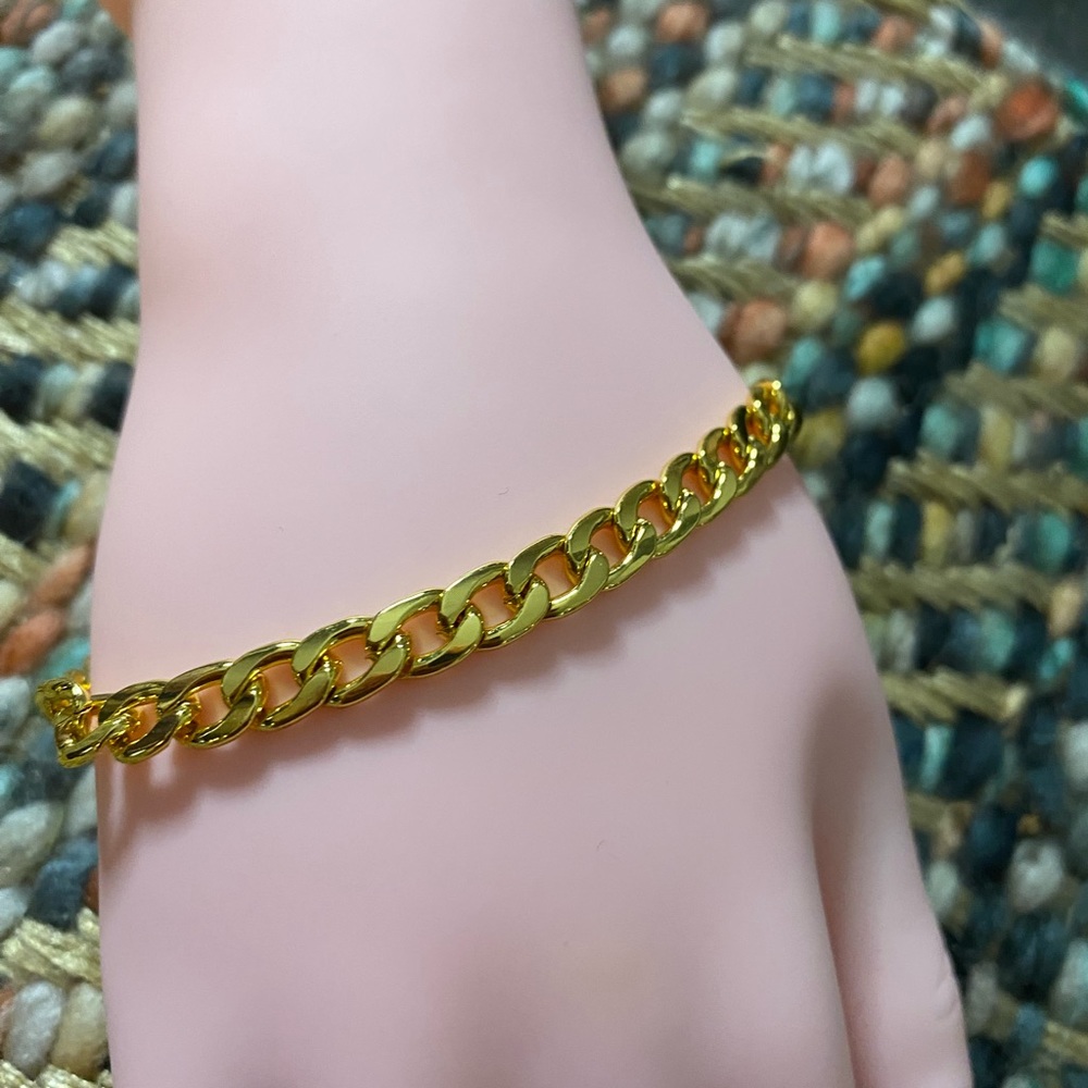 Cuban link gold metal bracelet 8”